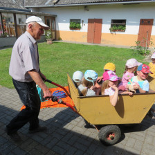 Šli jsme pěšky do Cakova.